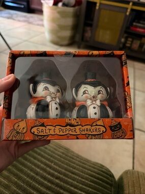 Johanna Parker Halloween vampire salt and pepper shakers